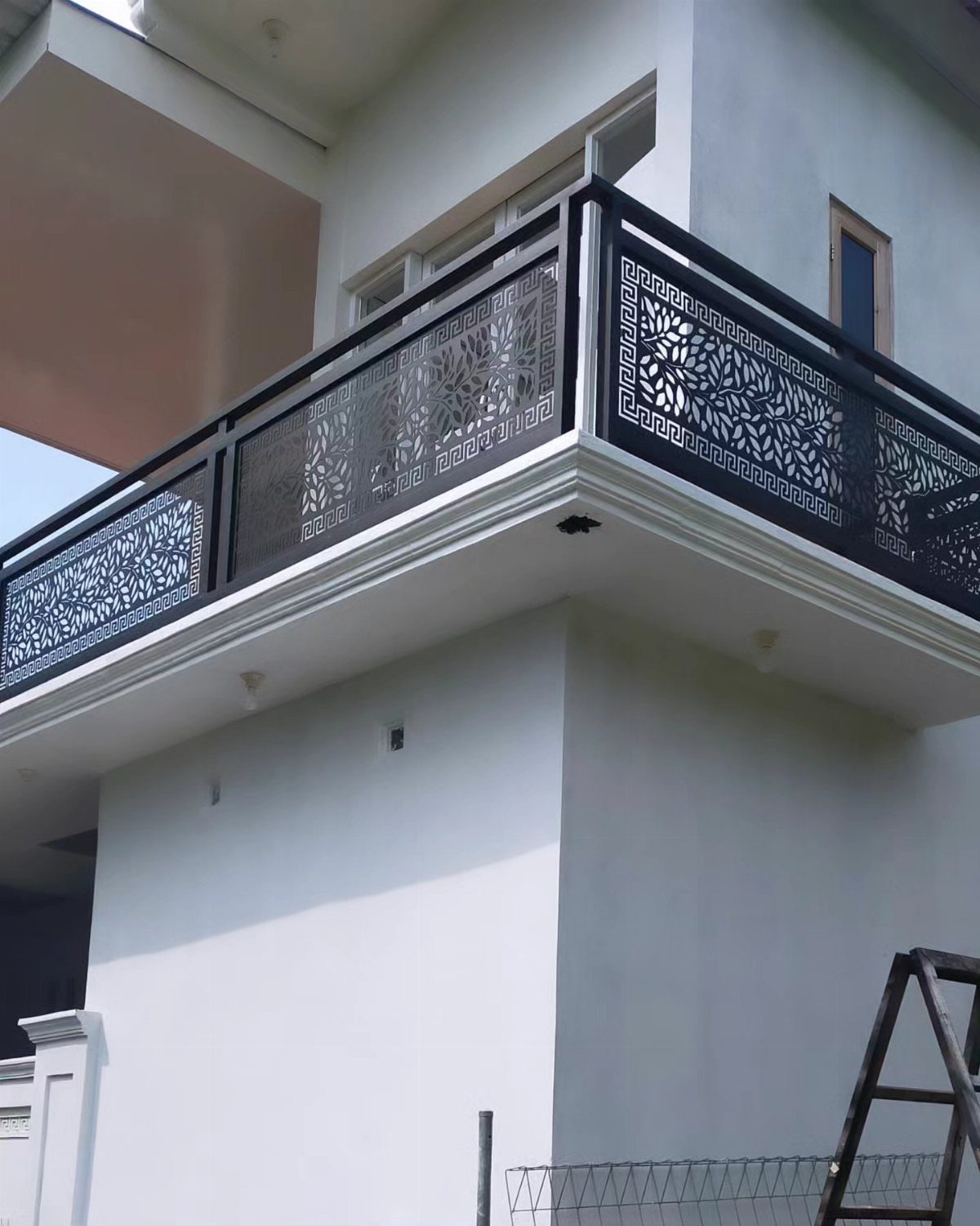 Fence Grill Design Modern: 28 Ideas from Steel to Aluminum 7 Black decorative metal balcony railing with intricate patterns on a white building.