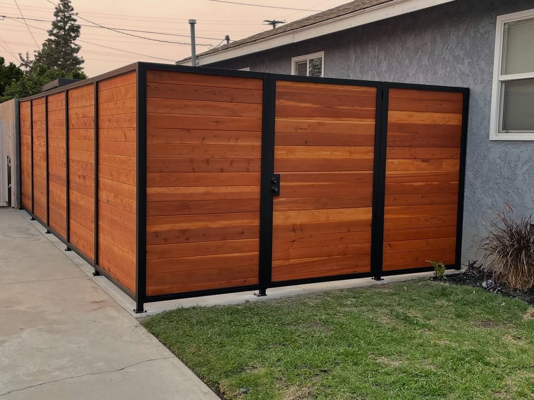 Fence Grill Design Modern: 28 Ideas from Steel to Aluminum 2 Modern house gate with horizontal wood slats and a black metal frame.