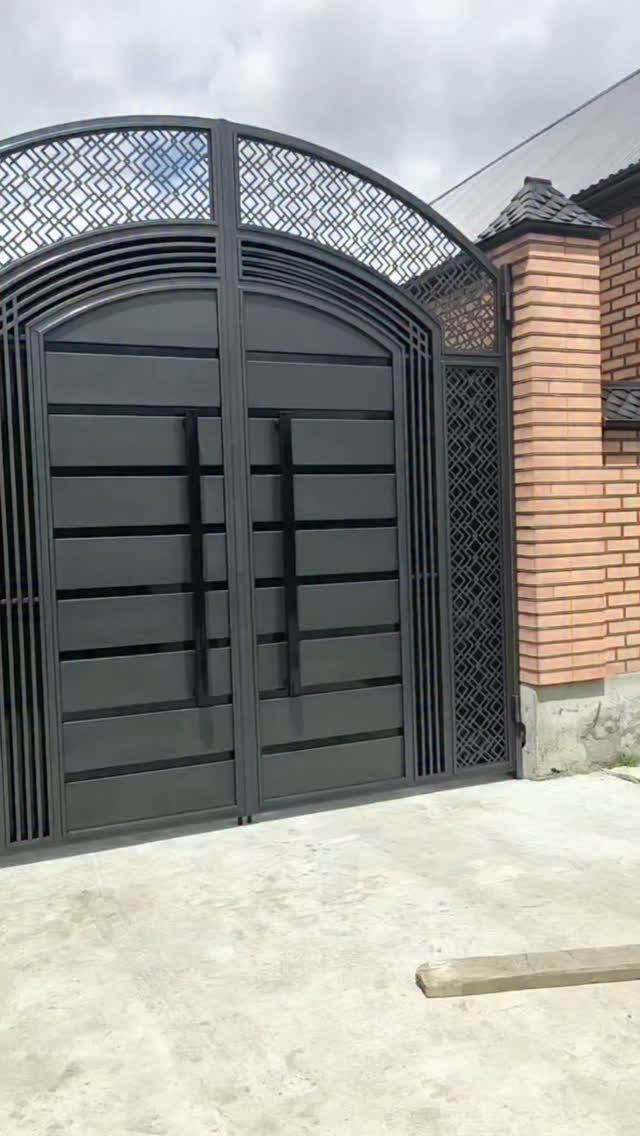 Fence Grill Design Modern: 28 Ideas from Steel to Aluminum 23 Modern dark grey metal gate with horizontal slats and decorative arched grill top.