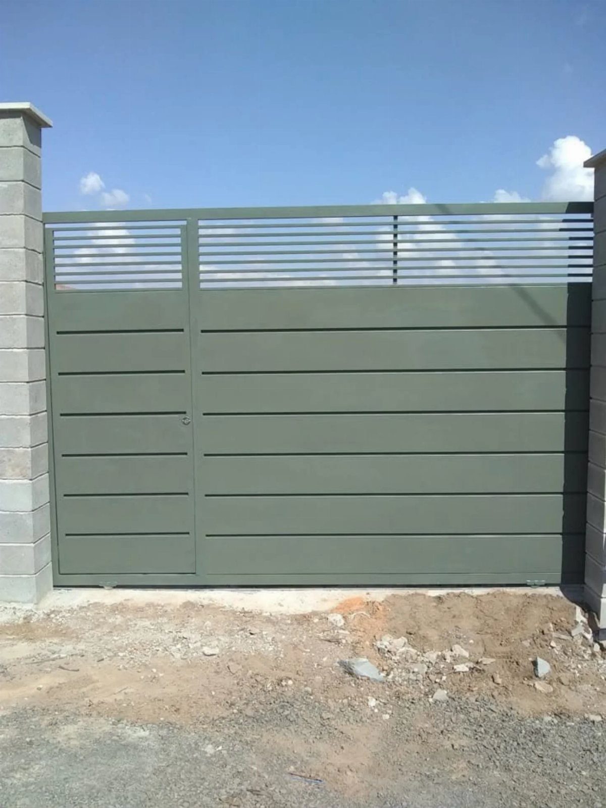 Fence Grill Design Modern: 28 Ideas from Steel to Aluminum 25 Modern grey metal fence and gate with horizontal slats and a top grill.