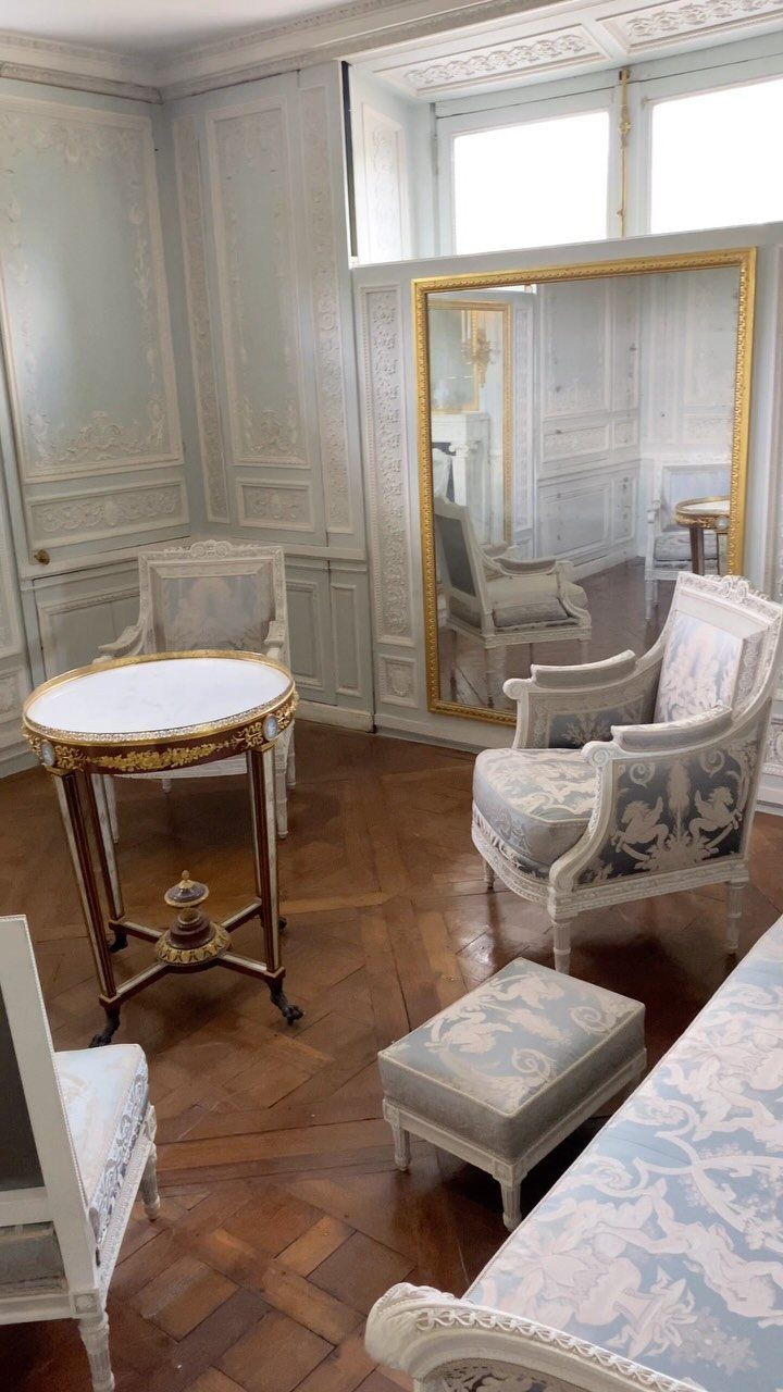 Parquet Floor Pattern: 8 Historic Layouts That Still Define Interiors 3 Intricate dark wood Versailles parquet flooring in a classic room with ornate white and blue furniture.